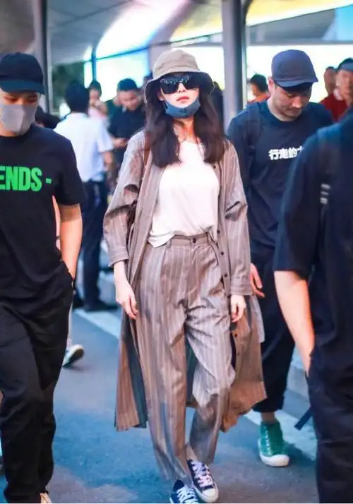 拥有模特气场的倪妮条纹长款开衫配渔夫帽现机场化身时尚大佬