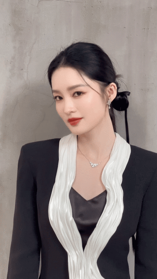 李沁千金回国妆