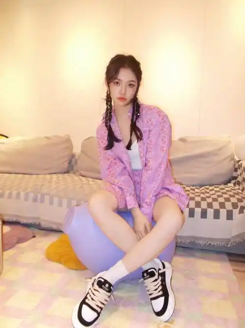 林允粉色短裙大长腿性感写真_网友_身材_真会