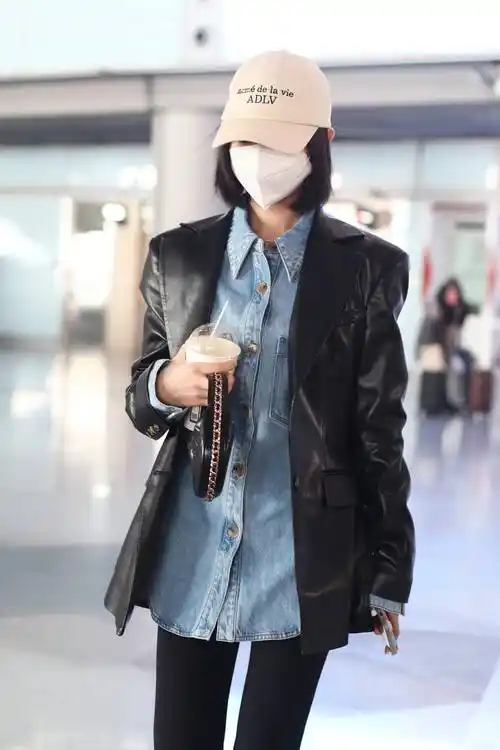 毛晓彤牛仔衬衫搭配皮质西装现身机场飒爽又利落