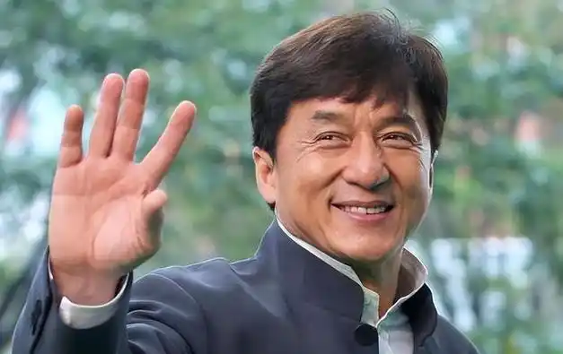 69岁成龙参加活动近照曝光头发胡子花白老态龙钟