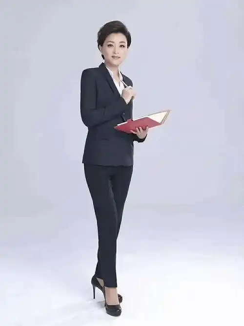 杨澜的气质模仿不来穿玫红色连衣裙成熟优雅魅力不输女明星