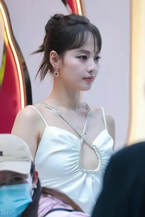 被张嘉倪惊艳到了穿白色镂空裙女神范十足体型娇俏尽显玲珑美