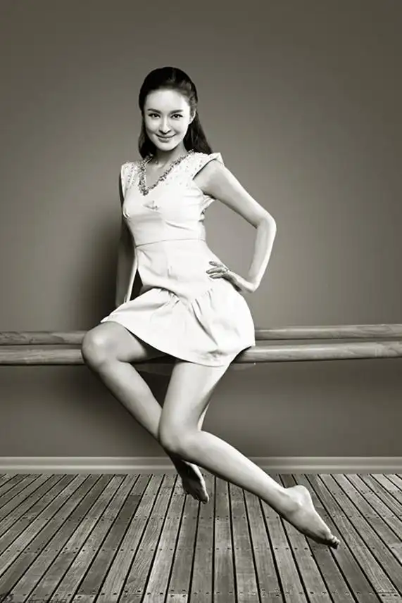 同样84年出生,金美儿,于越,李佳芯都很小清新,而她却很酷