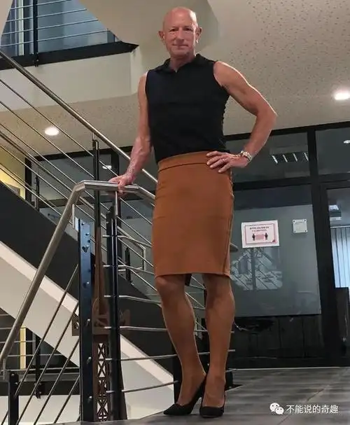 美国阳刚男工程师穿裙子高跟鞋生活,打破传统,还得到了妻子女儿支持
