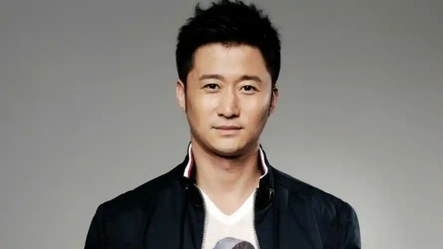 由吴京主演的两部电影《长津湖》,《我和我的父辈》热映,吴京的个人