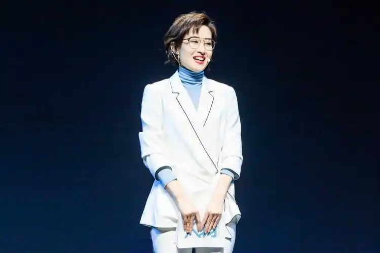 刘敏涛出席人物女性力量盛典 中年叛逆活出自己