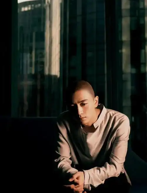 陈晓光头走红毯,颜值爆表,网友:这难道是传说中的"光头强"?