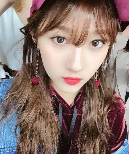 关晓彤嘟嘴可爱自拍照图片