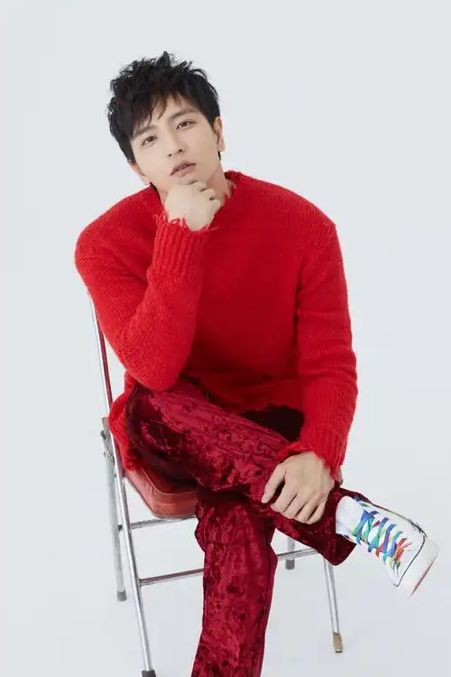 网剧《端脑》众主演拍摄圣诞大片 朱元冰杨奇煜帅气十足