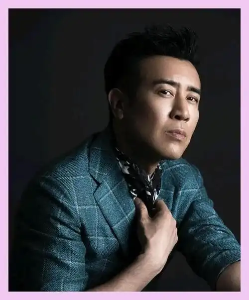 2021年,他凭借杰出的表演才华,顺利通过国家广播电视总局的高级职称