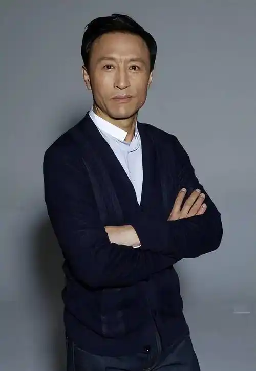 王洛勇:曾是胡歌的恩师,独闯国外16年,感激19岁嫁给自己的丁宁_表演