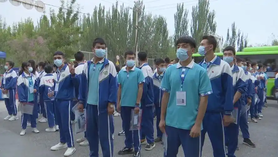 6月7日上午9点高考正式开始,早晨8点,在叶城县第八中学和第十三中学