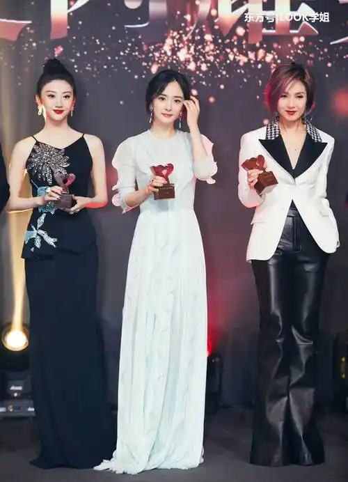 景甜同框杨幂,相差两岁,扎丸子头却不如穿薄纱裙有少女感 - 上游新闻