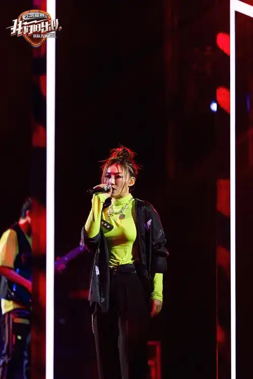 刘郡格晋级《我们的乐队》总决赛 《与你无关》诠释摇滚也能流行