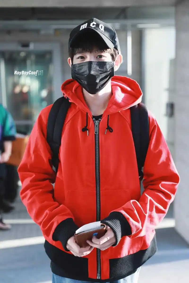 王源穿红色外套现身机场
