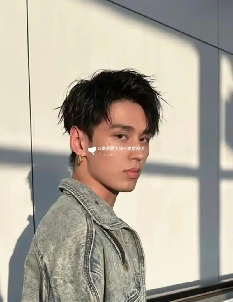 雅痞三七分 自然微分碎盖 2023年发型流行趋 自然微分碎盖 2023年发型