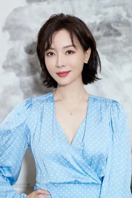 原创44岁陈数晒近照,与干女儿,继子罕见同框,被赞真人比特效还美