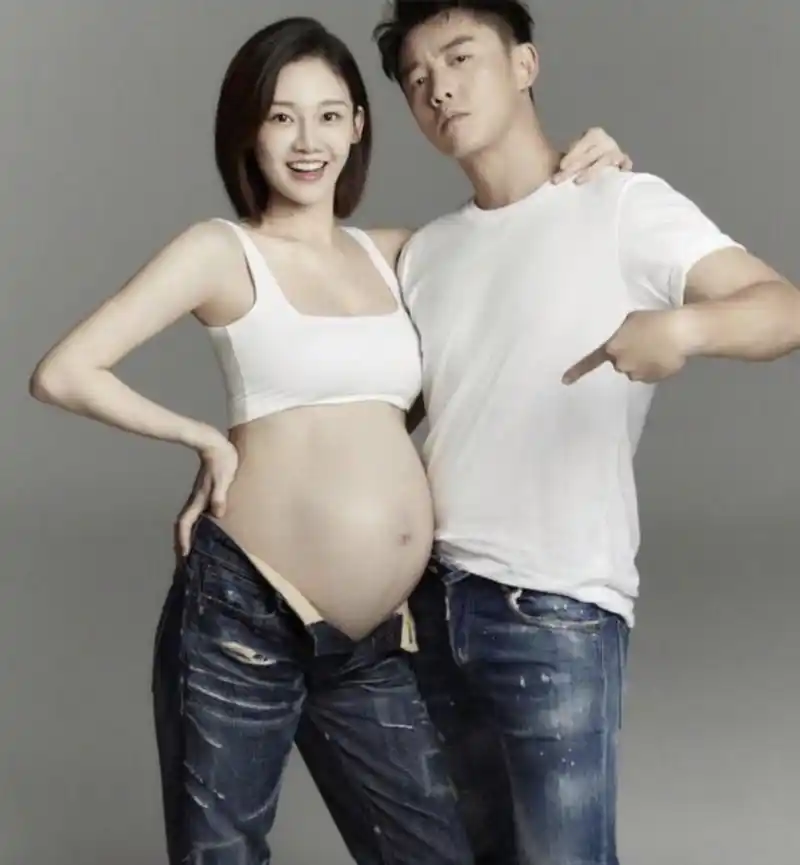 郑恺晒全家福庆祝女儿百天,苗苗素颜出镜 1月19日,郑恺在某社交平台上