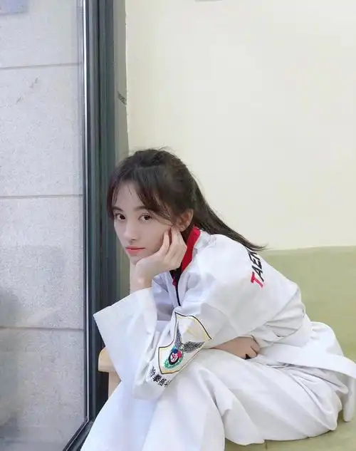 鞠婧祎扎单马尾变身跆拳道少女小巧精致的骨架踢腿帅气英俊