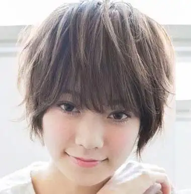 女生的头发本来就有点蓬松,在利用纹理烫技术让短发更加的蓬松有线条