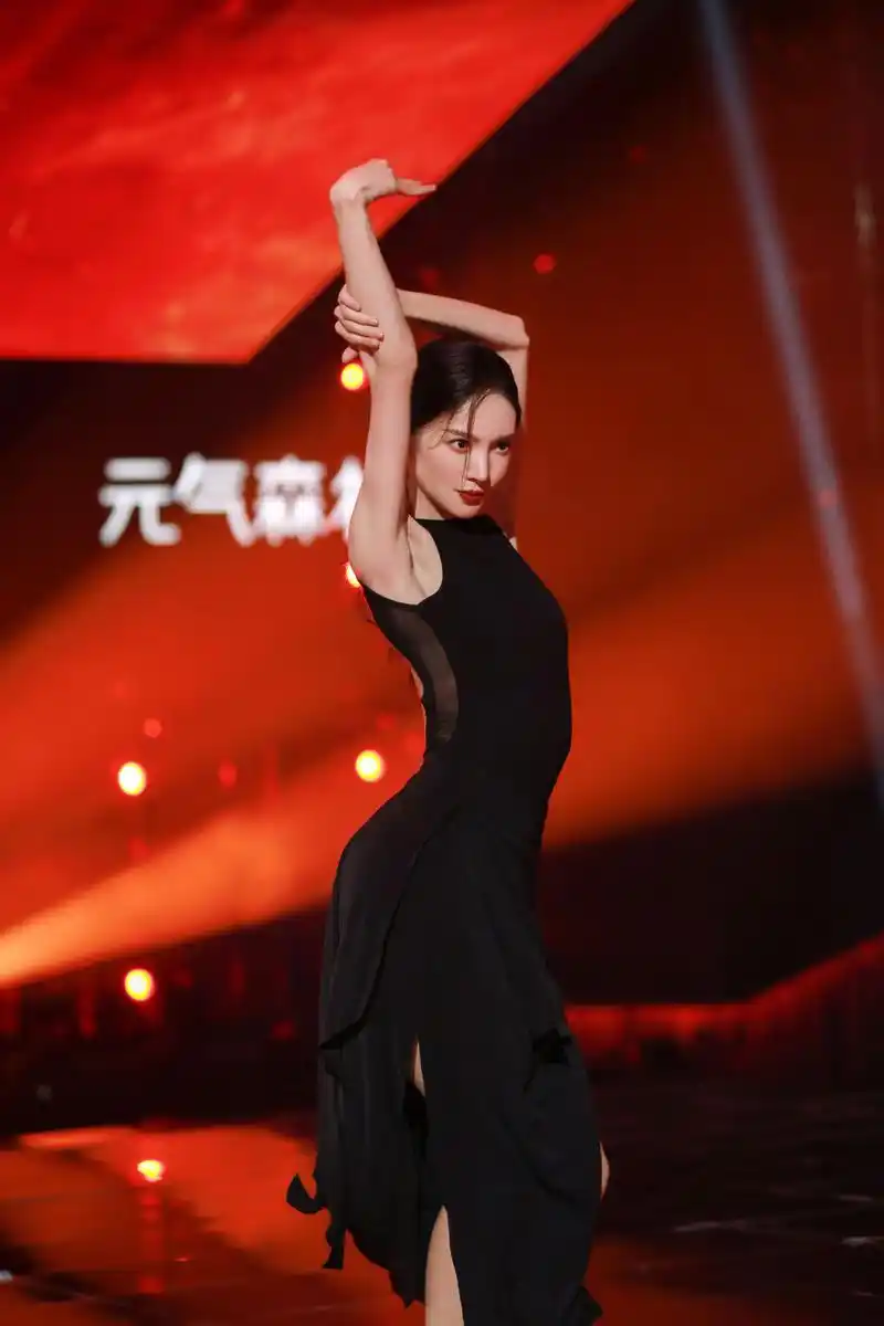 金晨《舞蹈生》跳现代热舞,性感优雅,一字马完美展现舞蹈功底