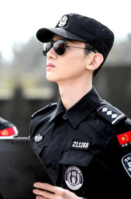 在开拍之前,为了能让体型上符合特警的标准,白敬亭开始了自己的健身房