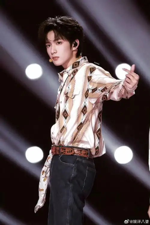 刘耀文露肩衬衫