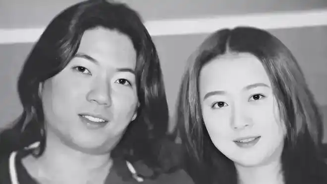 90年代,高晓松和女友合影,别看长得磕碜年轻时才华横溢家境又好