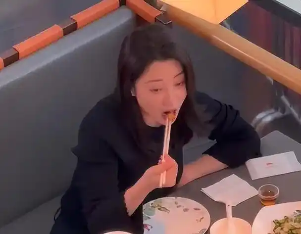 沈俊成的事业重心位于重庆,殷桃则因演艺事业常驻北京,夫妇二人尽管结