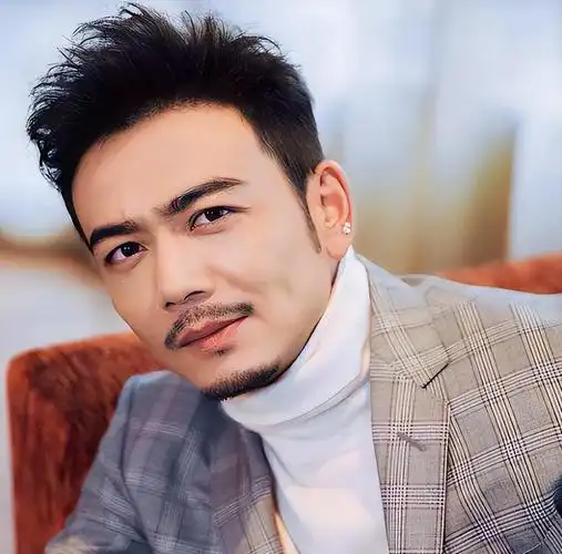 不顾央视警告顶风作案,与刘涛传出绯闻的杨烁,到底谁在给他撑腰 - 聚