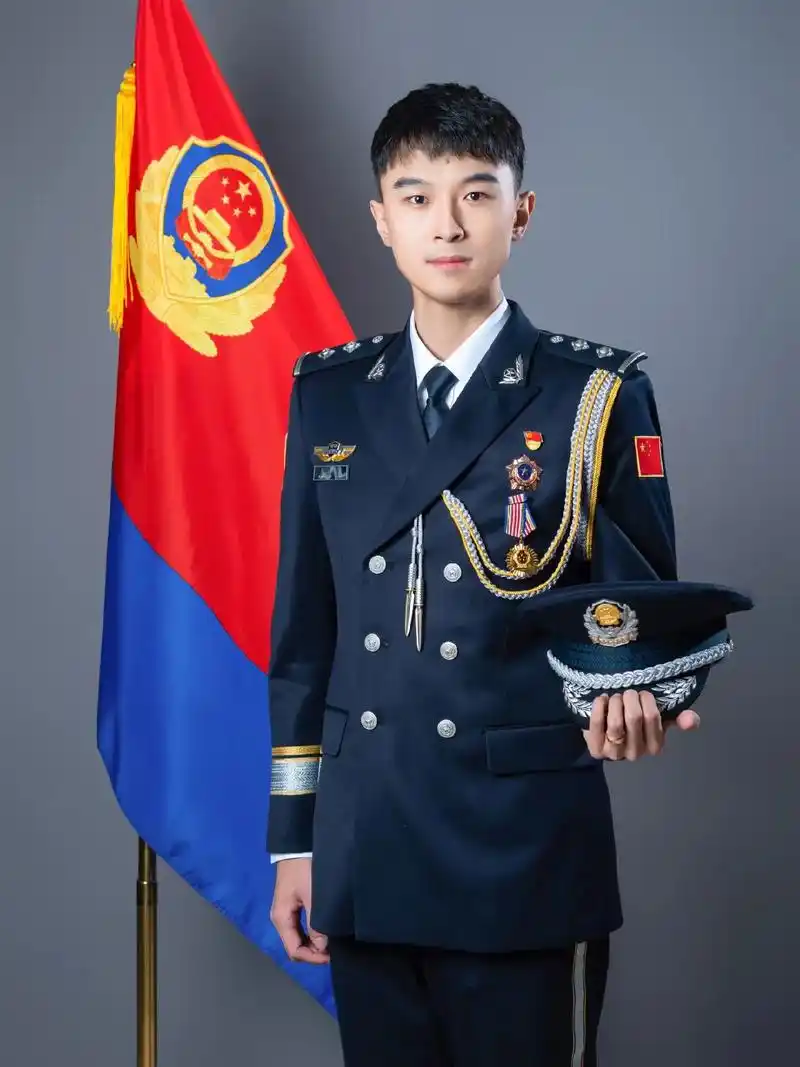 藏蓝青春 #制服 #平安守护 警礼服真好看,感谢组织. - 抖音