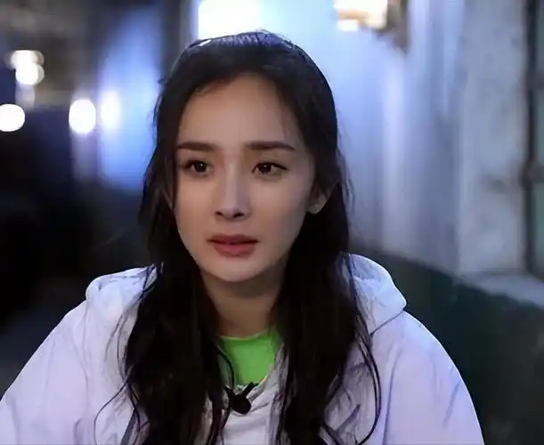 杨幂被问是否会为了女儿复婚,一句话让人匪夷所思,当妈的不容易