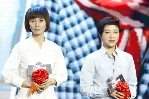 我还是挺惊讶的,因为印象中张龄心个不矮,不过看到她和袁泉(身高1米68