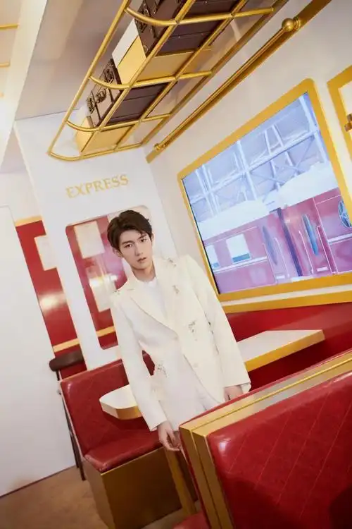 王源白色西装帅气写真