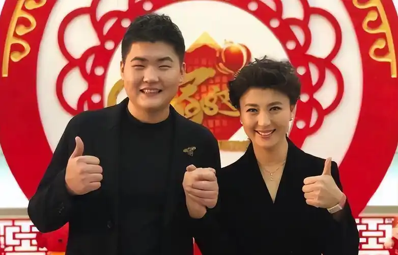 她的第一任丈夫林越,比她大十岁,两人的婚姻没有得到闫学晶父母的