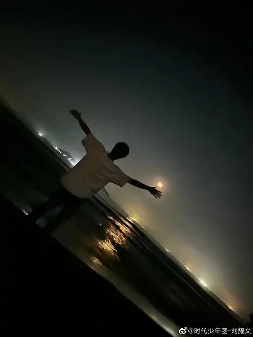 "海是夏天的味道",就是说真的有被耀文弟弟的背影帅到,一整个心动的大