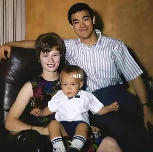 李小龙一家三口合影
