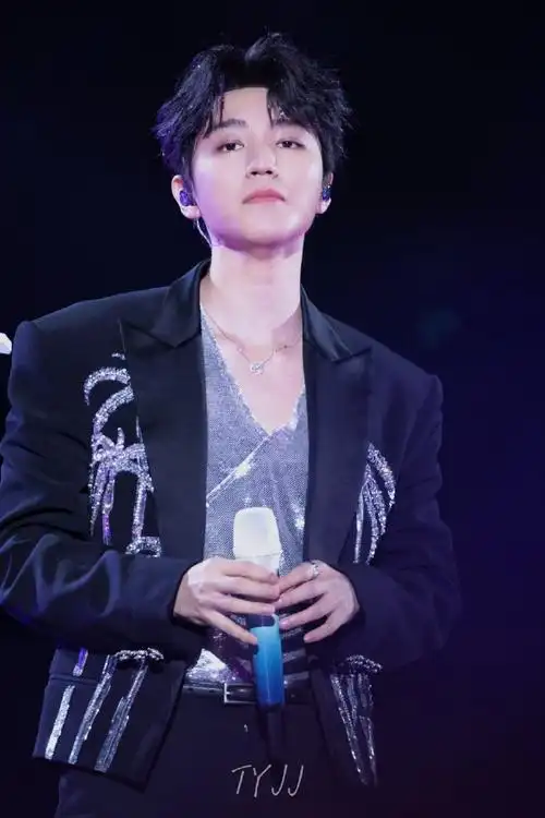 王俊凯工装马甲##王俊凯柠檬草的味道彩排##王俊凯彩排花絮##王俊凯