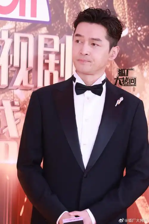 胡歌西装领结造型##电视剧品质盛典