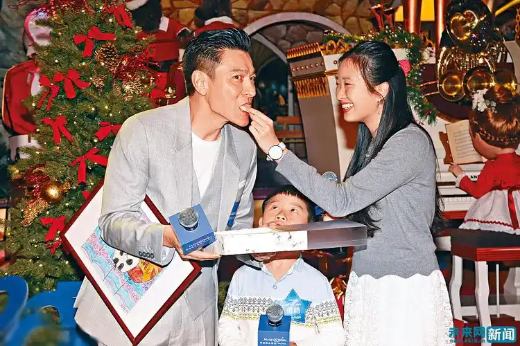 【鼎盛表业娱乐报道】刘德华"一家三口""与受助儿童卖萌摆pose变老