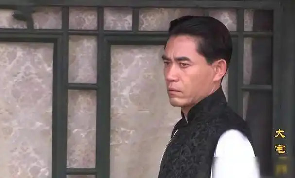 演员陈宝国娶同学赵奎娥结婚40年宠妻如宝成年儿子让他犯愁