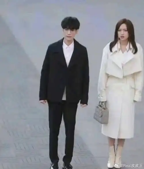 他与宋轶,白鹿,程潇等女演员同框时,竟然看起来比她们还要娇小