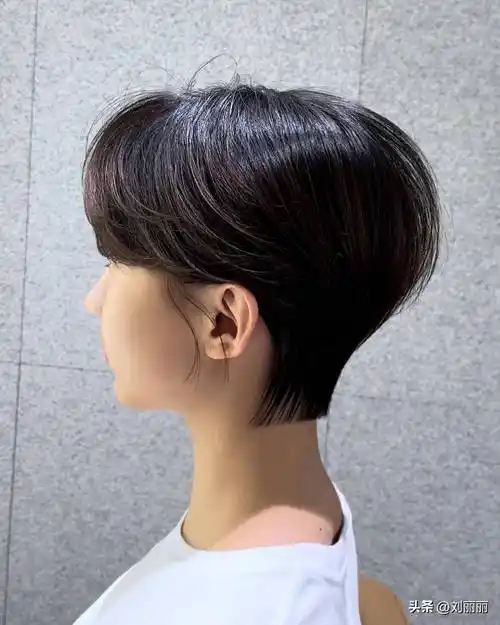 最火女士发型来了,挂耳立体短发,好看到心动