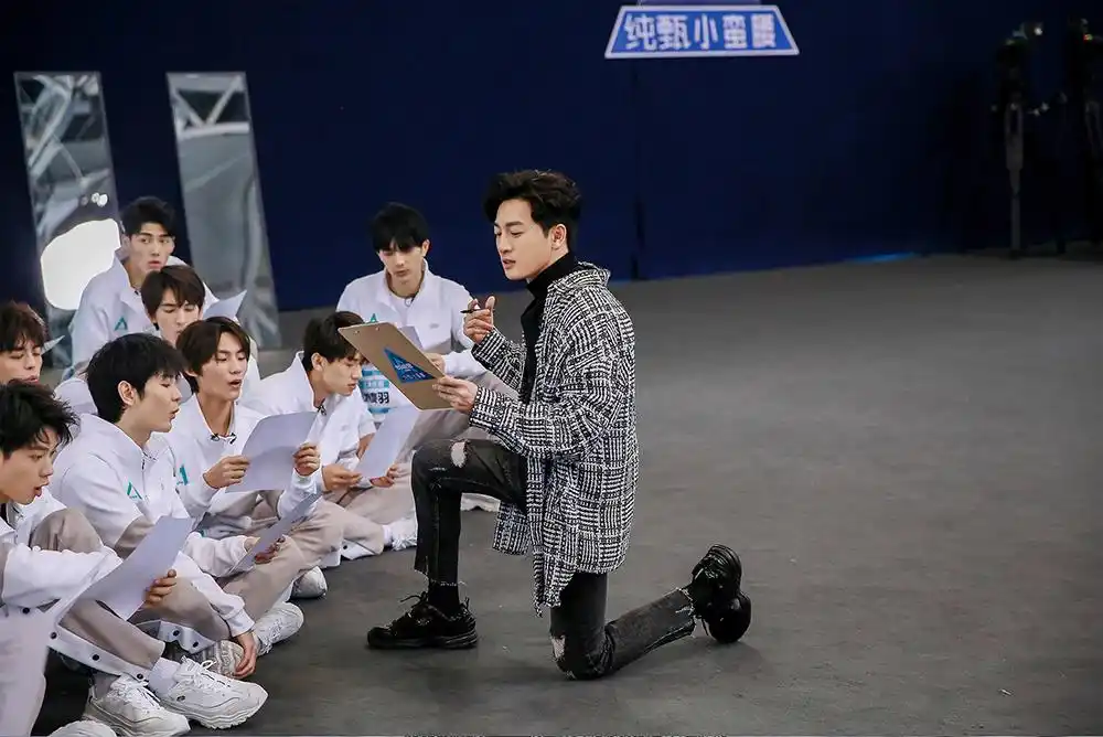 《创造营2019》苏有朋喜提f班,条纹衫配卷短发,轻松帅回小鲜肉