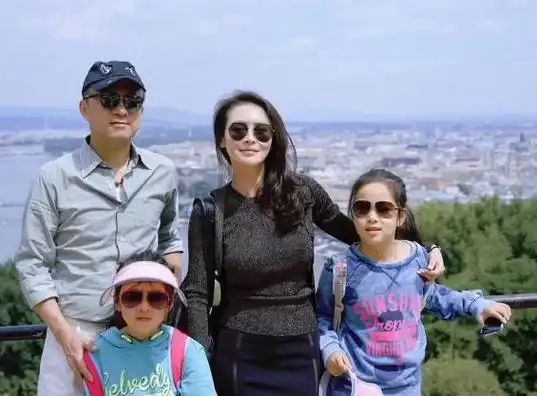 于明加否认离婚,亮出全家福秀幸福,俩女儿像妈妈有酒窝很漂亮