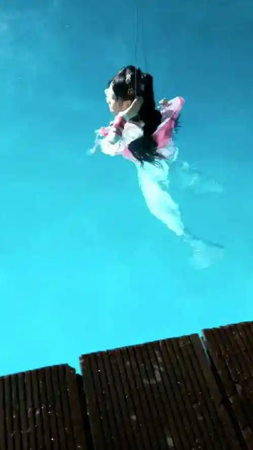 女演员拍水下的戏,憋气得憋了快20秒了,很厉害