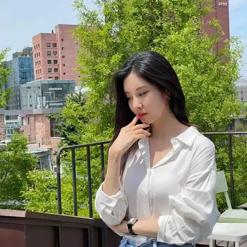 徐贤也炫耀着自己的美丽,特别是她以优雅的姿势,展示了身材