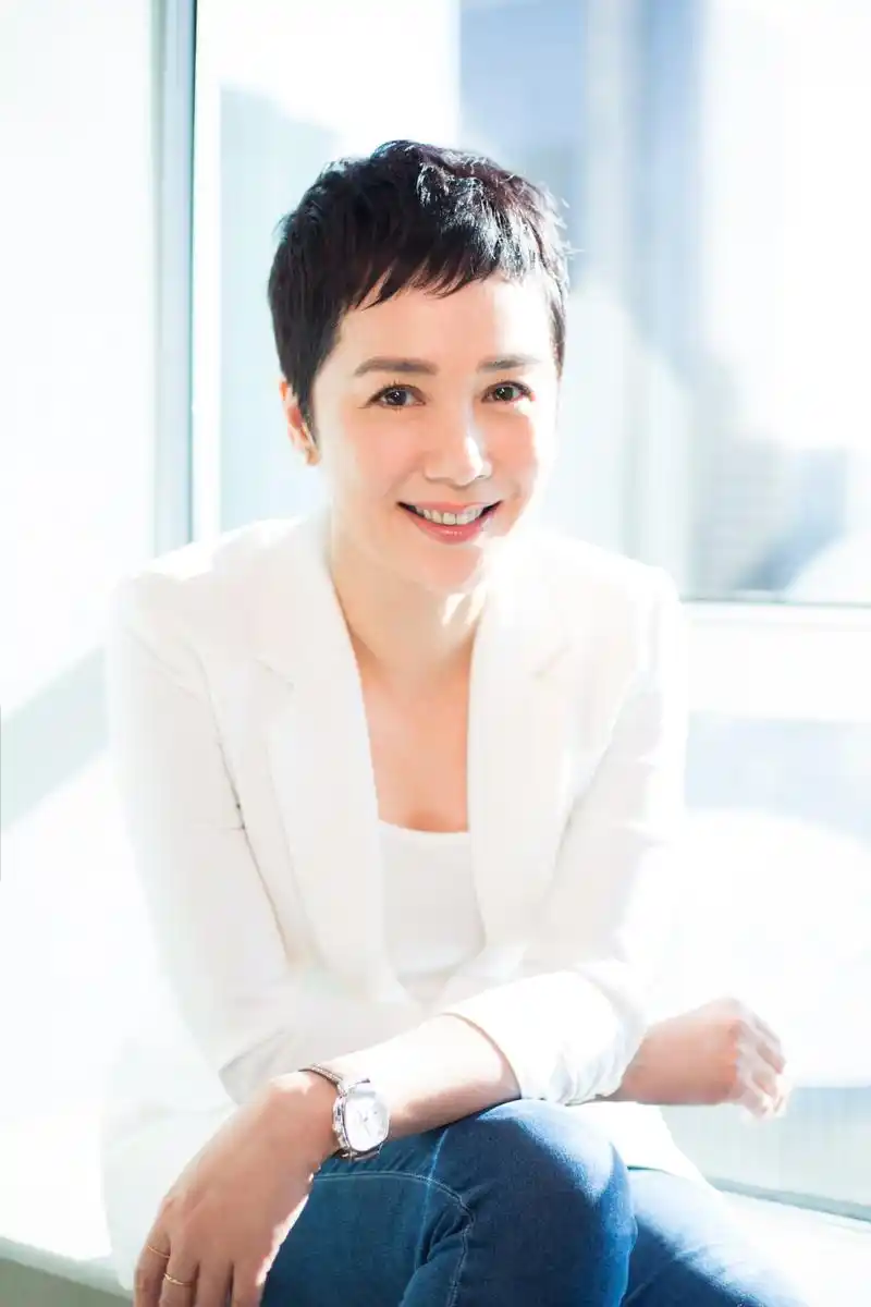 蒋雯丽一款短发搭配黑色蕾丝连衣裙,49岁秒变成19岁少女,真会穿