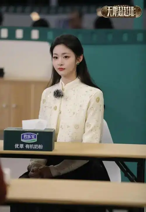 目前看公司排位一哥是许凯,一姐是白鹿,被资源倾斜的"二哥二姐"就是王